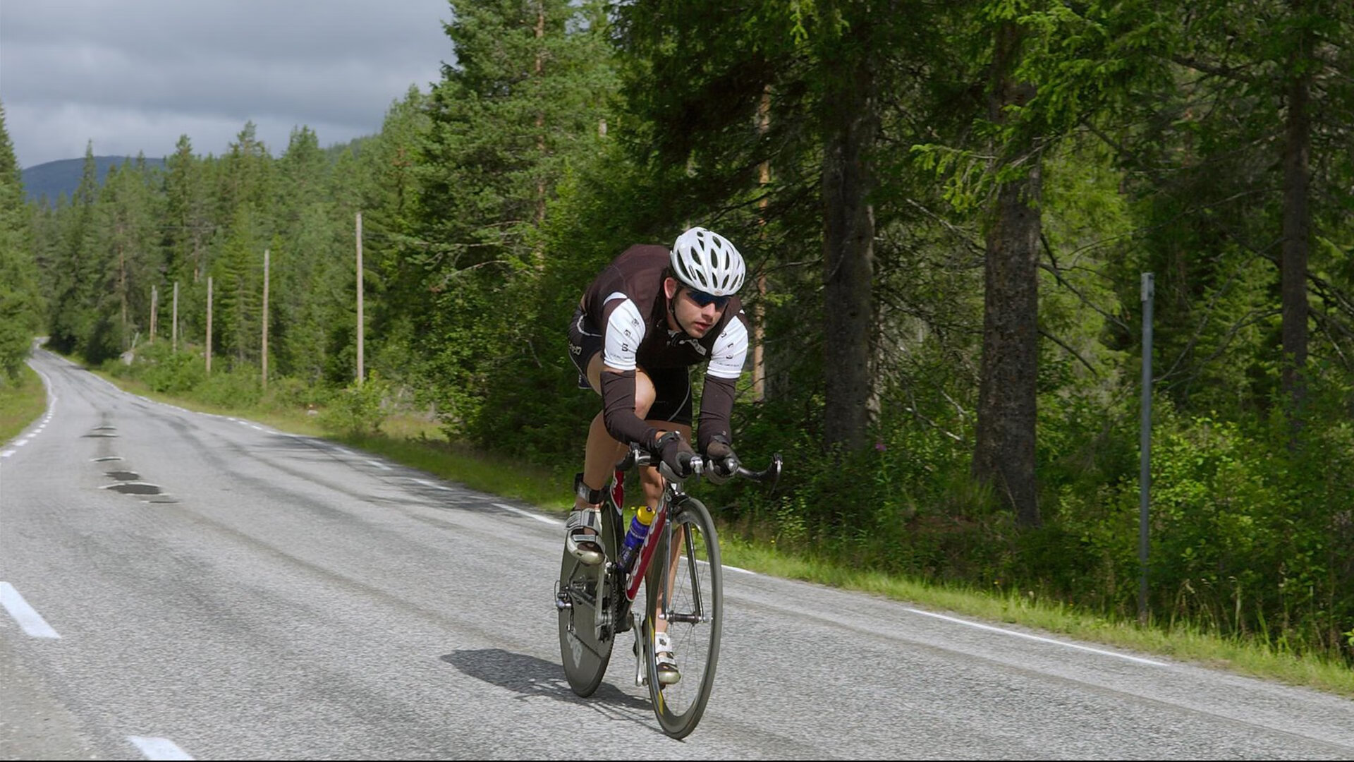 “德甲争冠形势逐渐明朗，强队全力冲刺”，德甲 集锦